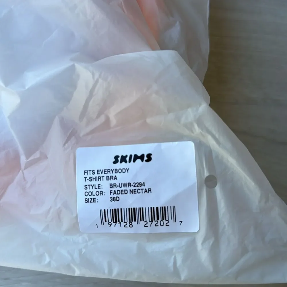 SKIMS Fits Everybody T-Shirt Bra color faded nectar size 38D NWT in packaging - Picture 5 of 6